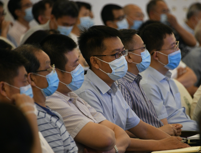 与会人员认真聆听报告  金凤摄